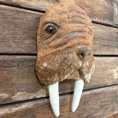 Hvalbert hvalross, skulptur vegg 24x14 cm