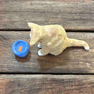 Katt med gullfiskbolle, skulptur 7 cm h