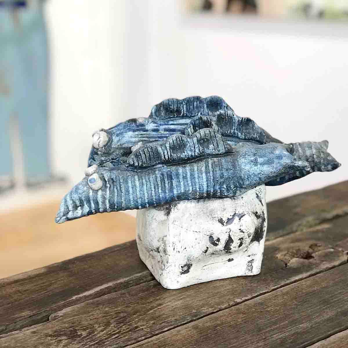 Fiskestim bl, skulptur keramikk 29x14x14 cm