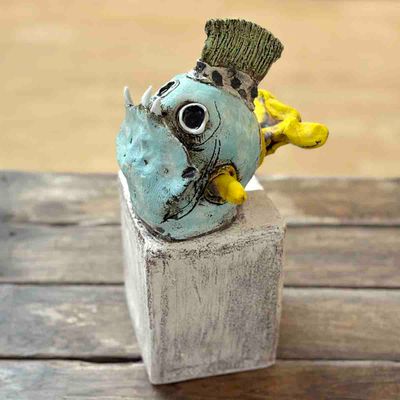 Fisk på sokkel, 30h cm skulptur (blå)