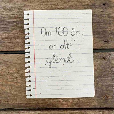 Notat - om 100 år er alt glemt, skulptur vegg ca 14.5x11