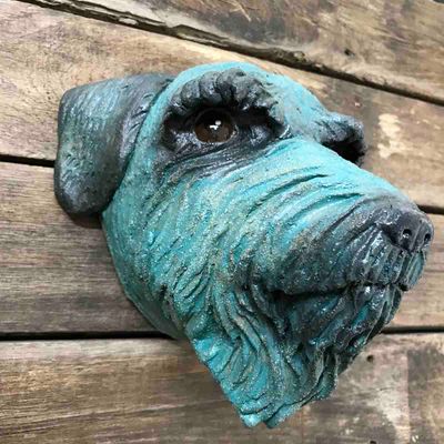 Hund, skulptur vegg 18x19 cm